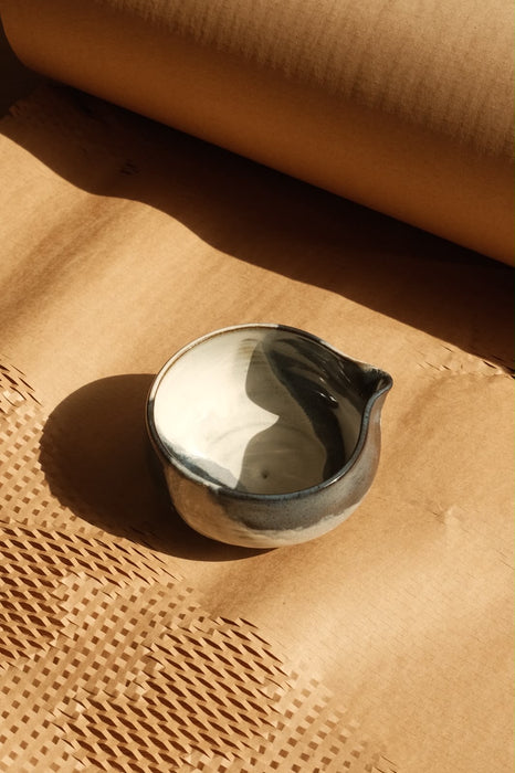 Matcha kom met schenktuit - Zwart/wit