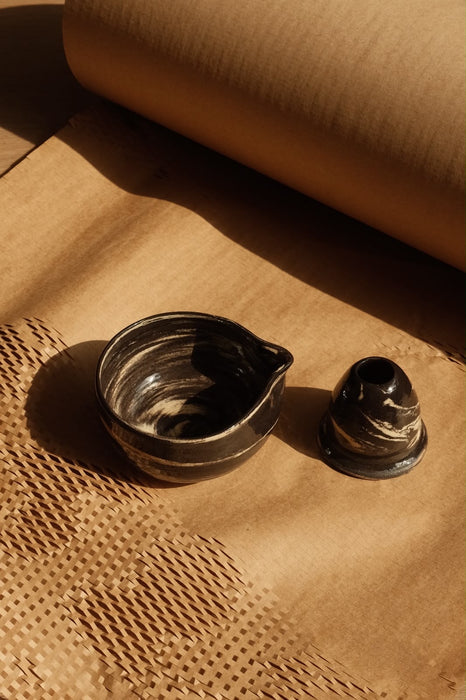 Bol à matcha artisanal avec bec verseur – Noir, avec porte-fouet assorti