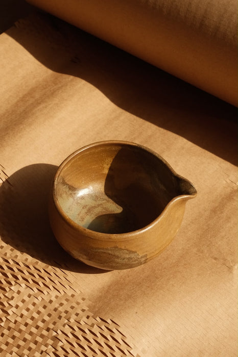 Bol à matcha artisanal avec bec verseur – Marron chaud